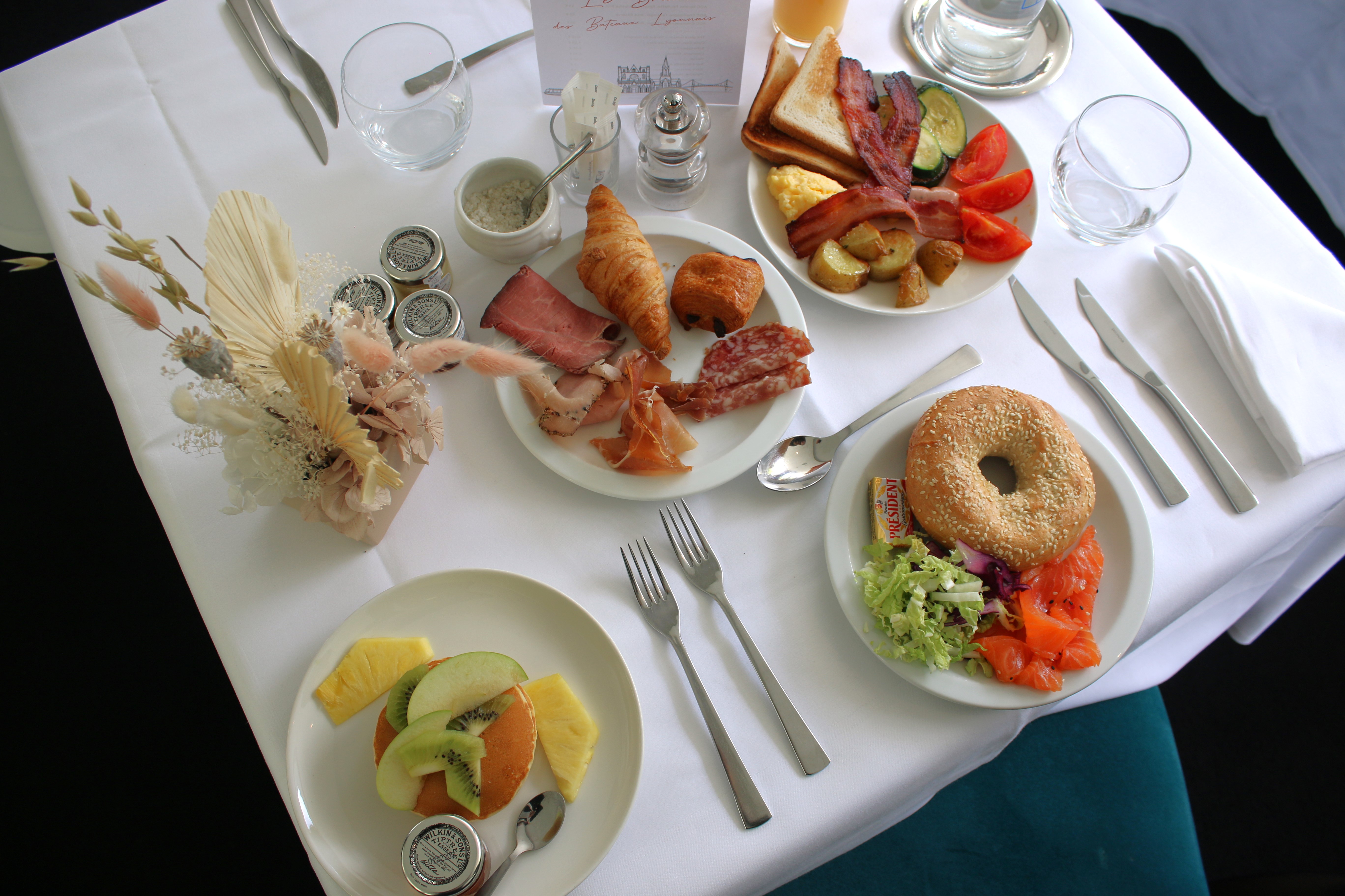 Bateaux Lyonnais Brunch - All-you-can-eat brunch ✓ Sailing on the Saône ✓ Discovering Lyon ✓